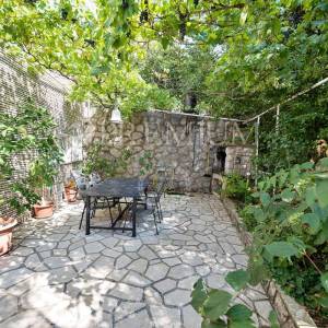 Okolica Crikvenice, prodaja, samostojeća kuća s tri stambene jedinice, otvoreni pogled na more! Potencijal za turizam!