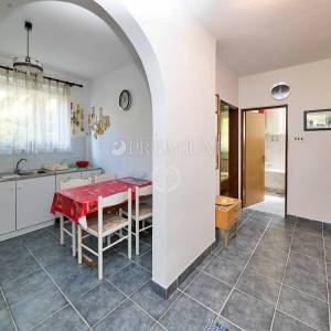 Okolica Crikvenice, prodaja, samostojeća kuća s tri stambene jedinice, otvoreni pogled na more! Potencijal za turizam!