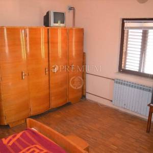Okolica Dobrinja, dvojna kuća s više stambenih jedinica i okućnicom od 1000 m2!!