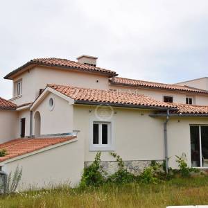 Okolica Dobrinja, dvojna kuća s više stambenih jedinica i okućnicom od 1000 m2!!