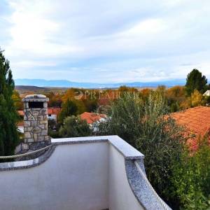 Okolica Dobrinja, obiteljska kuća na mirnoj lokaciji!