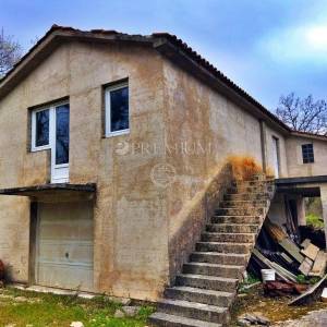  Okolica Dobrinja, rustikalna kuća s prostranom okućnicom!