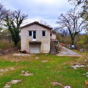  Okolica Dobrinja, rustikalna kuća s prostranom okućnicom!