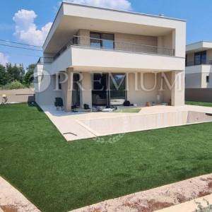 Okolica grada Krka, novogradnja s bazenom i pogledom na more!