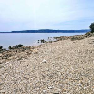 Okolica Krka, zemljište s izlazom na prirodnu plažu! 