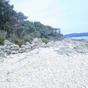 Okolica Krka, zemljište s izlazom na prirodnu plažu! 