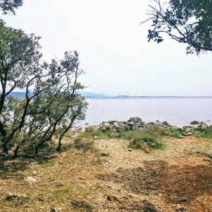 Okolica Krka, zemljište s izlazom na prirodnu plažu! 