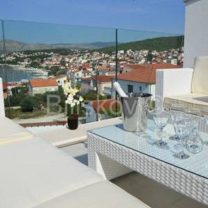 Okrug, Okrug Gornji, samostojeća villa.
