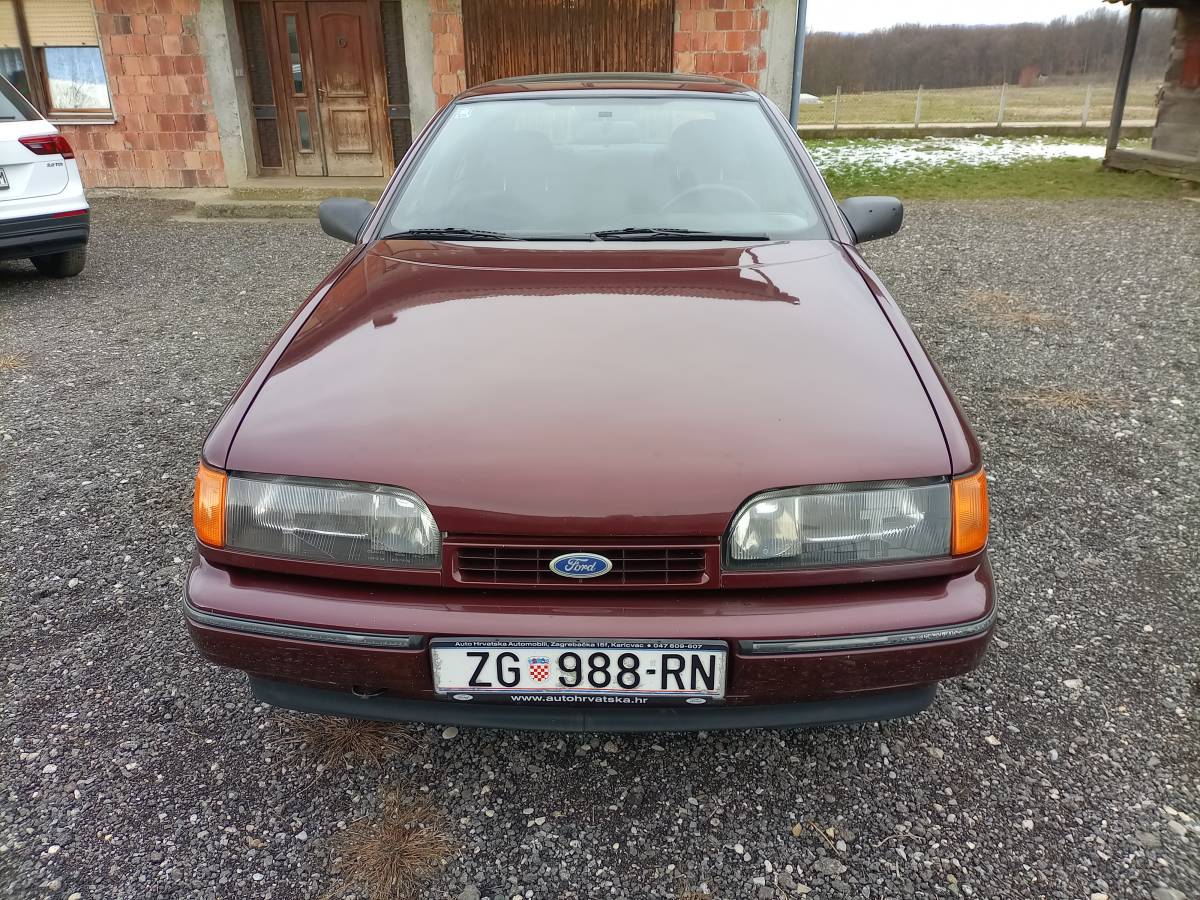 Oldtimer automobil Ford scorpio