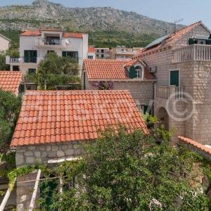 Omiš, 4 samostojeće kamene kuće