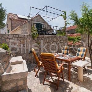 Omiš, 4 samostojeće kamene kuće