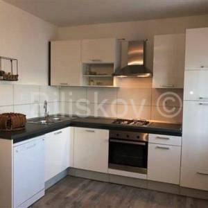 Omiš, prodaja kuća 50 m od mora, 3 stambene jedinice