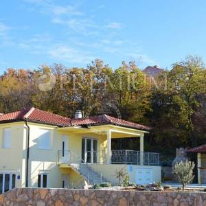 Omišalj, prodaja namještene samostojeće kuće s bazenom i pogledom na more!