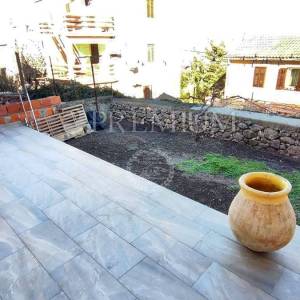 Omišalj, renovirana kuća u nizu sa okućnicom!