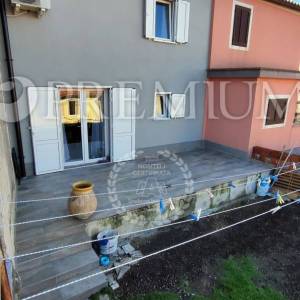 Omišalj, renovirana kuća u nizu sa okućnicom!