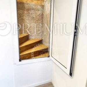 Omišalj, renovirana kuća u nizu sa okućnicom!