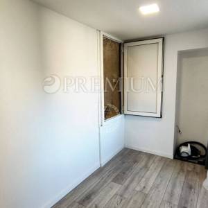 Omišalj, renovirana kuća u nizu sa okućnicom!