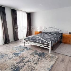 Omišalj, renovirana kuća u nizu sa okućnicom!