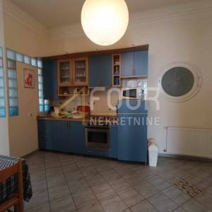 Opatija, 120.46m2, u naravi dva stana, 3 balkona