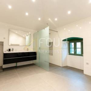 Opatija, 185m2, dvoetažni stan 3s+db, balkon, vrt, pogled na more