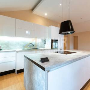 Opatija, 185m2, dvoetažni stan 3s+db, balkon, vrt, pogled na more