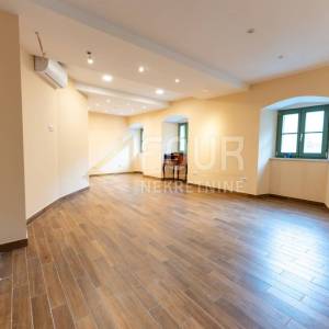 Opatija, 185m2, dvoetažni stan 3s+db, balkon, vrt, pogled na more