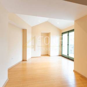 Opatija, 185m2, dvoetažni stan 3s+db, balkon, vrt, pogled na more