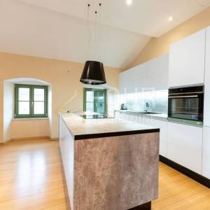 Opatija, 185m2, dvoetažni stan 3s+db, balkon, vrt, pogled na more