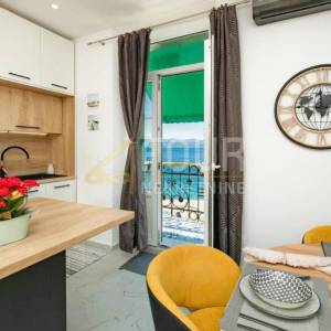 Opatija, 42.64m2, 1s+db, dva balkona, 1. red do mora!