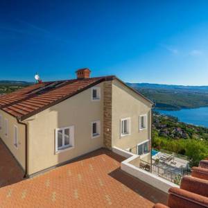 OPATIJA, BREGI- Predivna vila s četiri velika stana i očaravajućim pogledom na Kvarnerski zaljev u prirodnom  okruženju