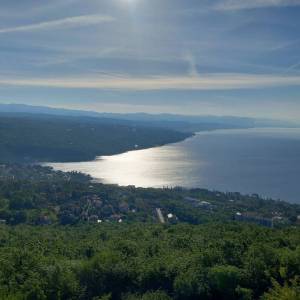 OPATIJA, BREGI- Predivna vila s četiri velika stana i očaravajućim pogledom na Kvarnerski zaljev u prirodnom  okruženju