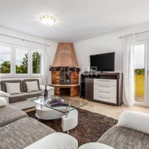 Opatija, Bregi, prekrasna vila s bazenom, jacuzziem, gostinjskom kućom, tavernom i ograđenom okućnicom