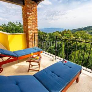Opatija, Bregi, prekrasna vila s bazenom, jacuzziem, gostinjskom kućom, tavernom i ograđenom okućnicom