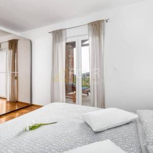 Opatija, Bregi, prekrasna vila s bazenom, jacuzziem, gostinjskom kućom, tavernom i ograđenom okućnicom