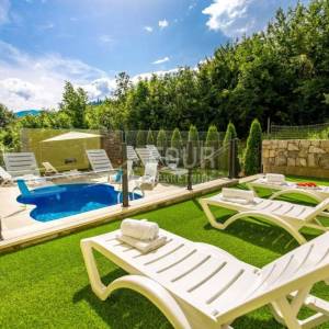 Opatija, Bregi, prekrasna vila s bazenom, jacuzziem, gostinjskom kućom, tavernom i ograđenom okućnicom