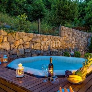Opatija, Bregi, prekrasna vila s bazenom, jacuzziem, gostinjskom kućom, tavernom i ograđenom okućnicom