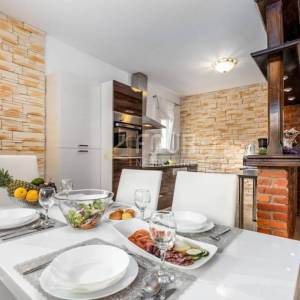 Opatija, Bregi, prekrasna vila s bazenom, jacuzziem, gostinjskom kućom, tavernom i ograđenom okućnicom