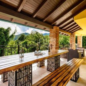 Opatija, Bregi, prekrasna vila s bazenom, jacuzziem, gostinjskom kućom, tavernom i ograđenom okućnicom