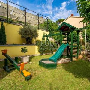 Opatija, Bregi, prekrasna vila s bazenom, jacuzziem, gostinjskom kućom, tavernom i ograđenom okućnicom