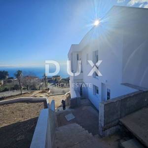OPATIJA, BREGI - stan u prizemlju 70m2 s panoramskim pogledom na more i bazenom + okućnica 150m2