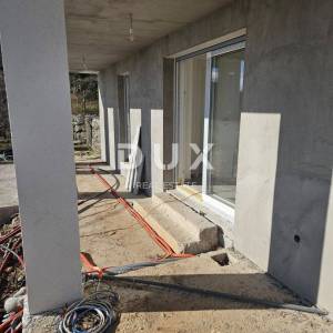 OPATIJA, BREGI - stan u prizemlju 70m2 s panoramskim pogledom na more i bazenom + okućnica 150m2