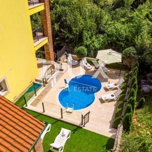 OPATIJA, BREGI - Vila novogradnja u mediteranskom stilu s dvije stambene jedinice, bazenom, gostinjskom kućom, tavernom i dječj...