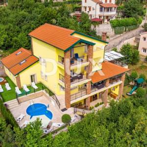 OPATIJA, BREGI - Vila novogradnja u mediteranskom stilu s dvije stambene jedinice, bazenom, gostinjskom kućom, tavernom i dječj...