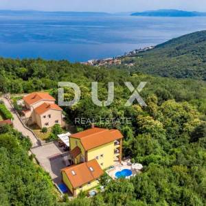 OPATIJA, BREGI - Vila novogradnja u mediteranskom stilu s dvije stambene jedinice, bazenom, gostinjskom kućom, tavernom i dječj...