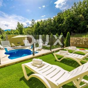 OPATIJA, BREGI - Vila novogradnja u mediteranskom stilu s dvije stambene jedinice, bazenom, gostinjskom kućom, tavernom i dječj...
