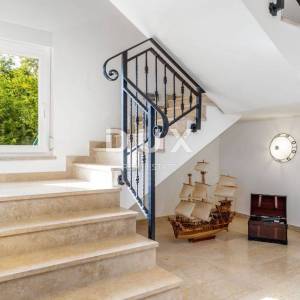 OPATIJA, BREGI - Vila novogradnja u mediteranskom stilu s dvije stambene jedinice, bazenom, gostinjskom kućom, tavernom i dječj...