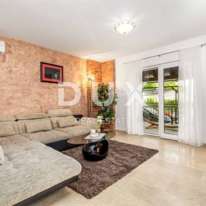 OPATIJA, BREGI - Vila novogradnja u mediteranskom stilu s dvije stambene jedinice, bazenom, gostinjskom kućom, tavernom i dječj...
