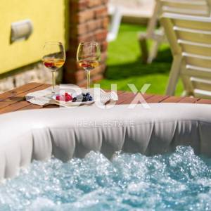 OPATIJA, BREGI - Vila novogradnja u mediteranskom stilu s dvije stambene jedinice, bazenom, gostinjskom kućom, tavernom i dječj...