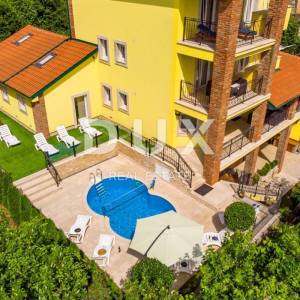 OPATIJA, BREGI - Vila novogradnja u mediteranskom stilu s dvije stambene jedinice, bazenom, gostinjskom kućom, tavernom i dječj...