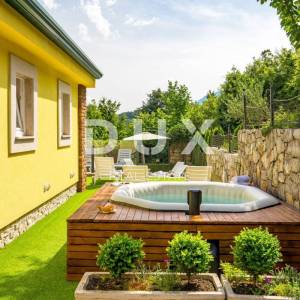 OPATIJA, BREGI - Vila novogradnja u mediteranskom stilu s dvije stambene jedinice, bazenom, gostinjskom kućom, tavernom i dječj...